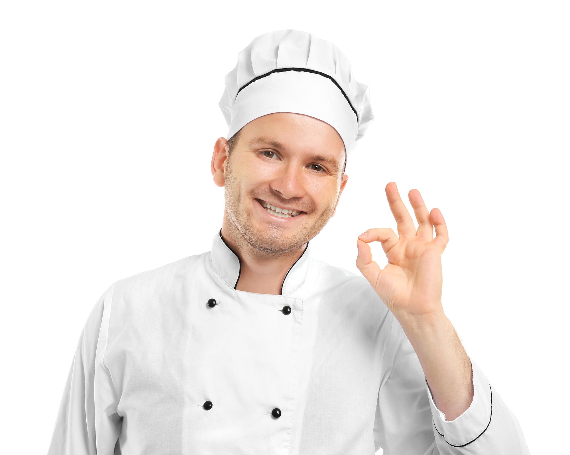 Tavola imbandita e chef che sorride